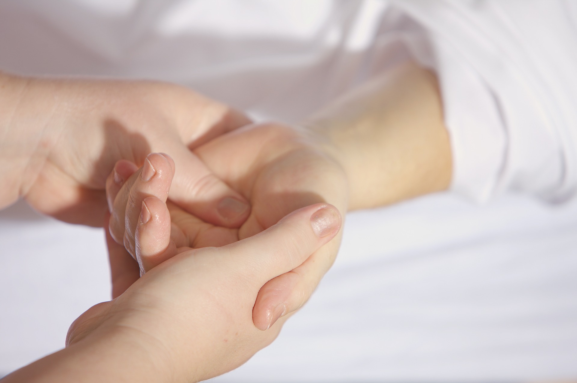 Nuovo corso di formazione: aromaterapia e massaggio alla mano